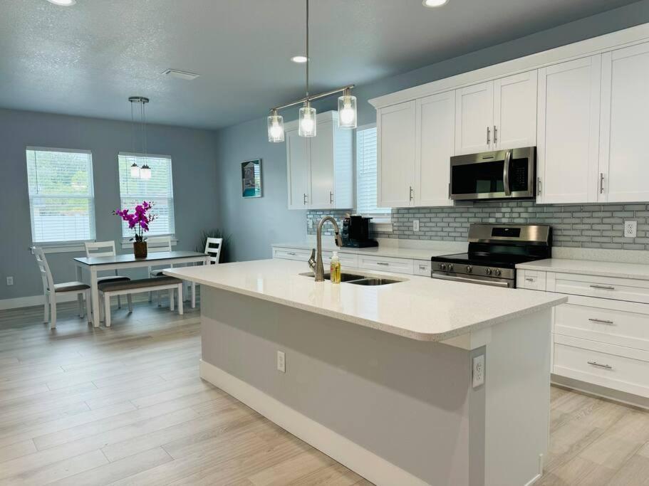 Brand New Tampa Oasis With Private Jacuzzi Retreat Villa Lutz Ngoại thất bức ảnh